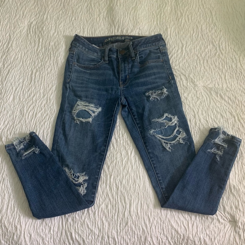 American Eagle Medium Wash w Rips Skinny Jeans!